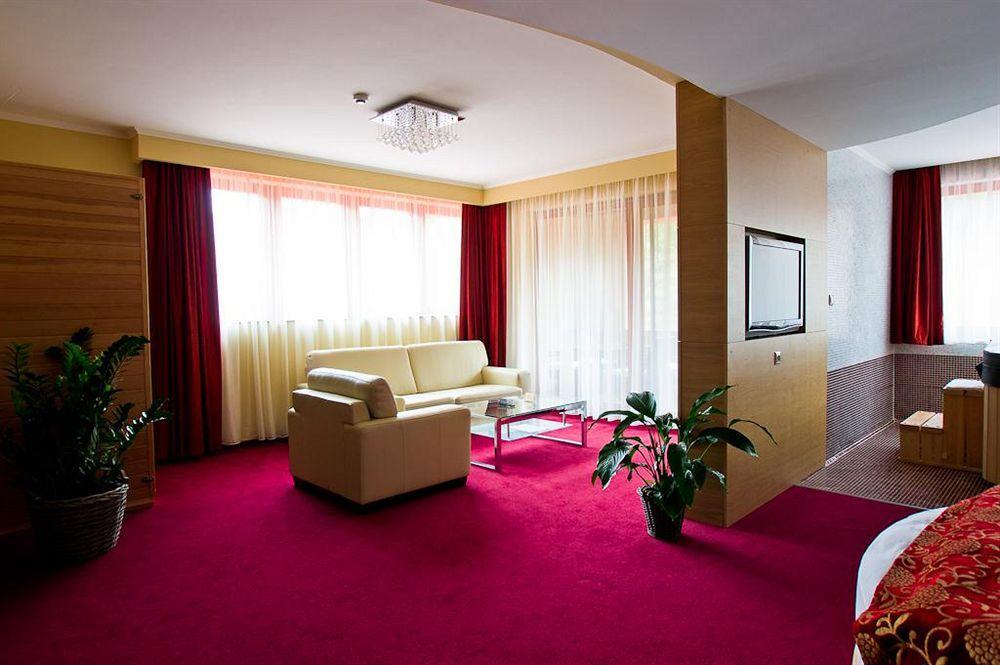 Erdospuszta Club Hotel Fenyves Дебрецен Экстерьер фото