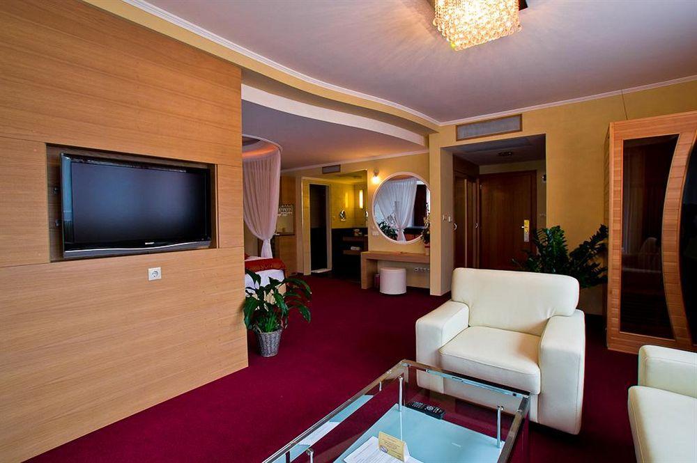 Erdospuszta Club Hotel Fenyves Дебрецен Экстерьер фото